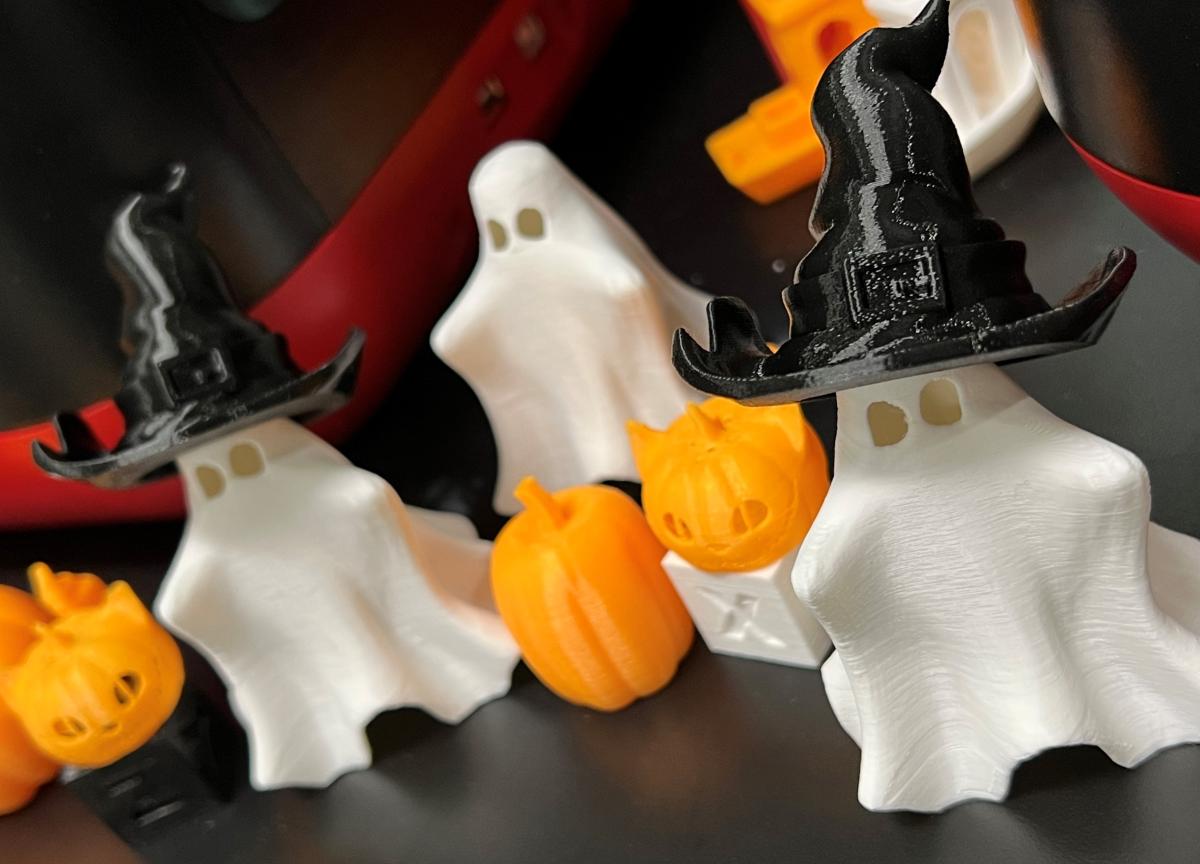 3D printed ghosts wearing black witch hats, orange 3D printed pumpkins and cheshire cat pumpkins